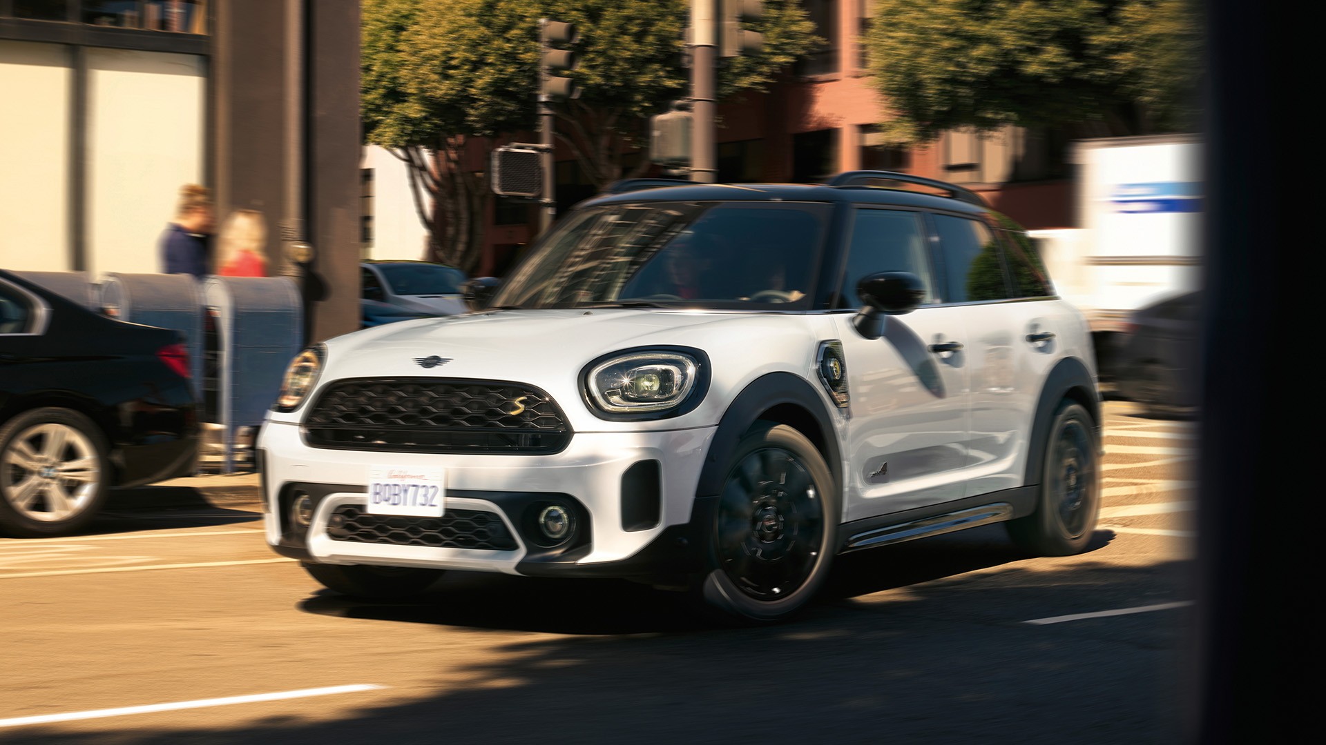 MINI Cooper SE Countryman All4 – pogled spreda, crno-siva verzija – poređenje modela 